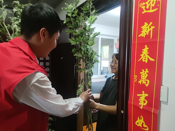 艾葉飄香 濃情端午，三箭物業(yè)開展送艾草活動